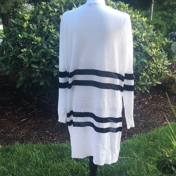 Last 1 ⬇️ White & Black Striped Cardigan - Picture 7 of 7